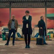 Στο VAULT THEATRE PLUS ο Θεατρικός Οργανισμός Πρώτες Ύλες παρουσιάζει το έργο Πως Να Νικήσεις Την Μοναξιά τού Νήλ Λαμπιούτ  σε Σκηνοθεσία Χρήστου Λύγκα.