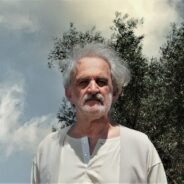Ένας «Οιδίποδας επί Κολωνώ» πιστός στο πνεύμα και στο γράμμα τού Σοφοκλή – η πρώτη φετινή επιδαύρεια παράσταση με σεβασμό στον θεατή